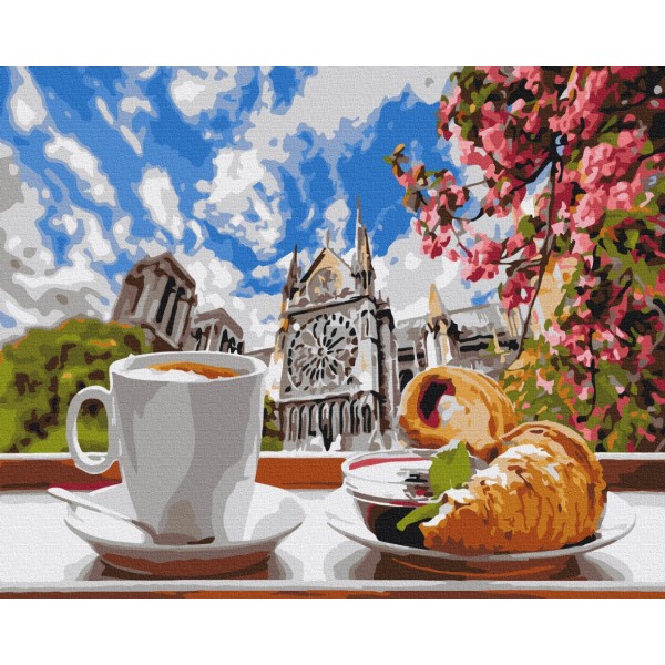 Кава з круасаном на фоні собору Кава з круасаном на фоні собору